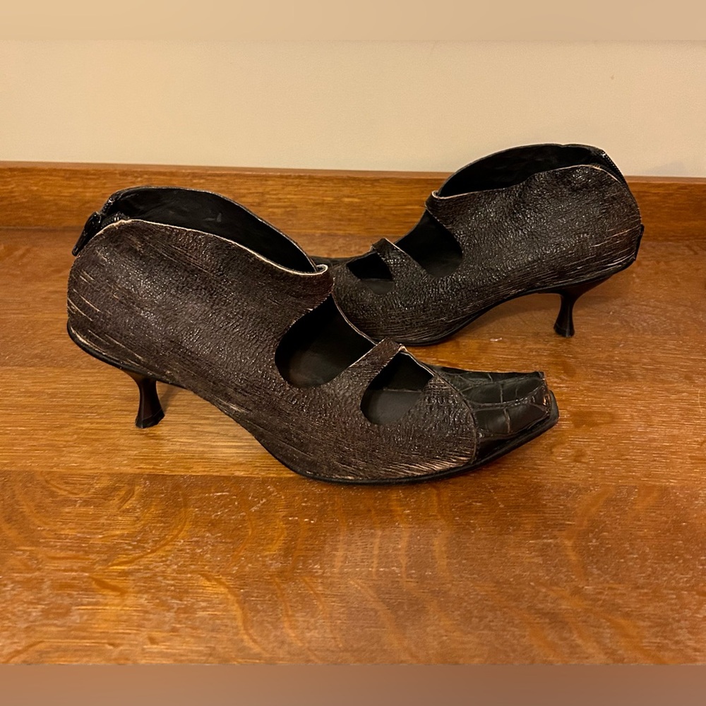 Vintage Cydwoq Mary Jane heels. Multi-textured leather. Heel zip entry. Size 39